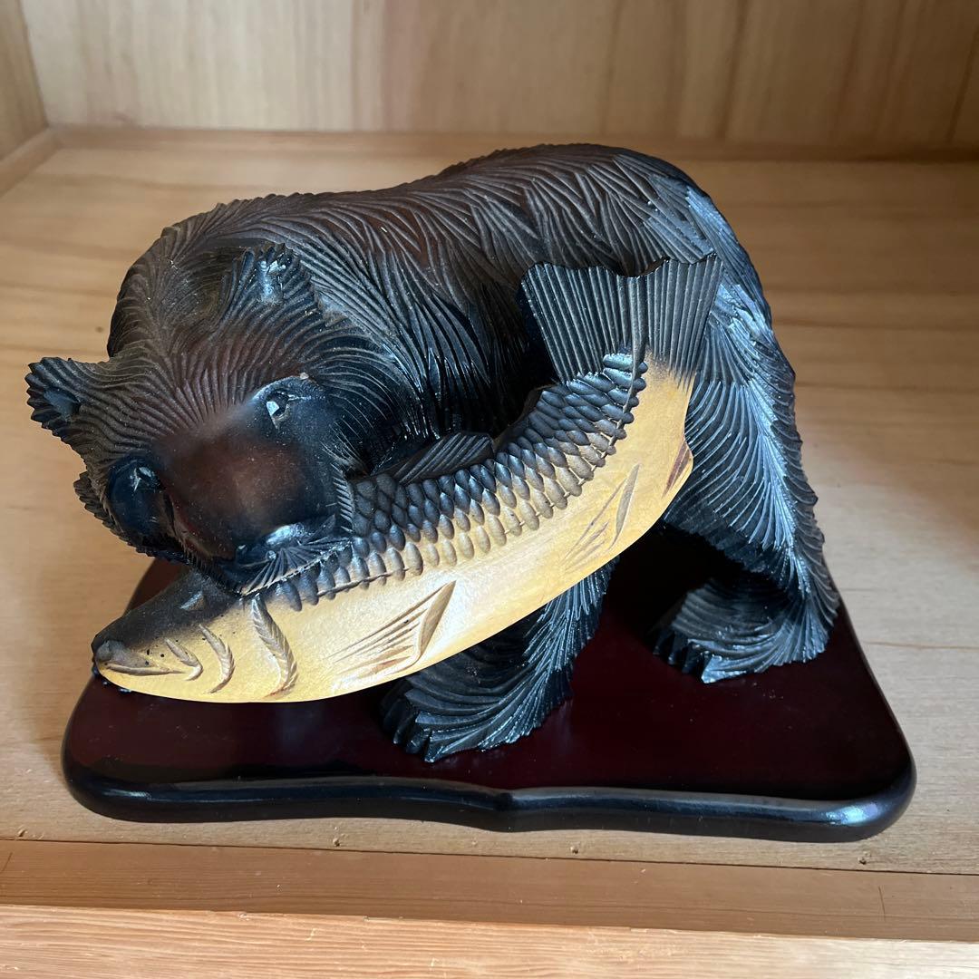 クマと魚の木製彫刻 台座付き - メルカリ