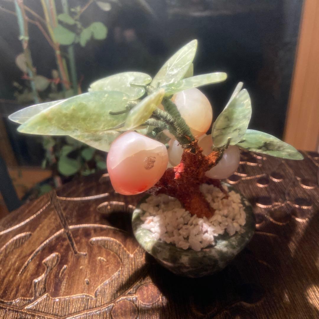 中国美術 翡翠工芸品 桃の盆栽石彫刻 - メルカリ