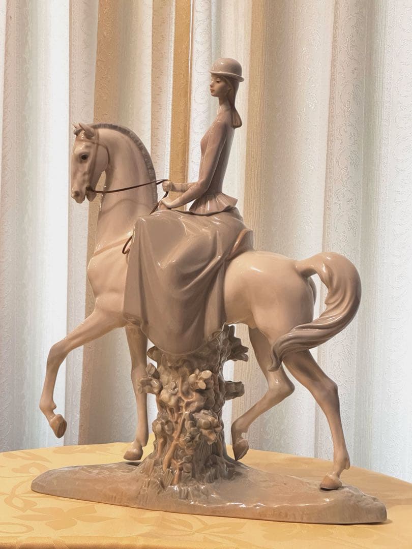 ヨシカネ様専用】LLADRO リヤドロ 馬に乗る女性 陶器 - メルカリ
