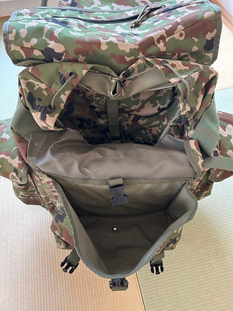 週末限定タイムセール】陸上自衛隊 椅子付きリュック&懐中電灯