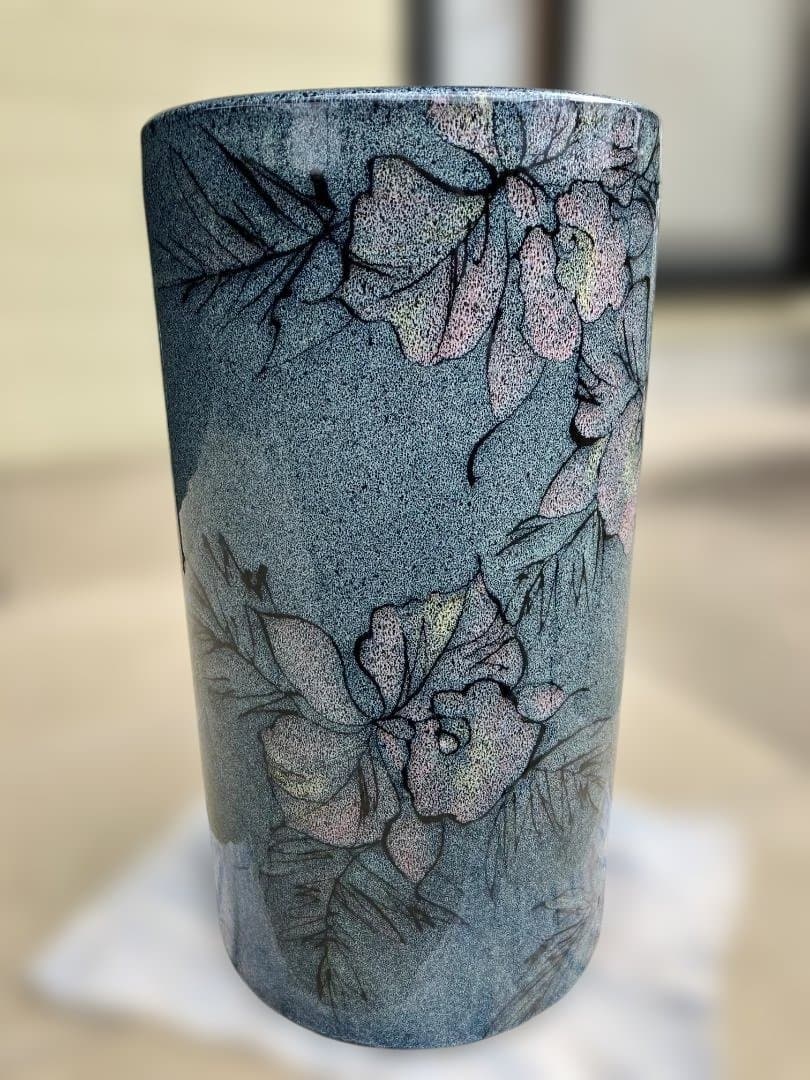 和モダンの深みのあるネイビーの花柄 ガラス釉の傘立て 重厚な陶器製