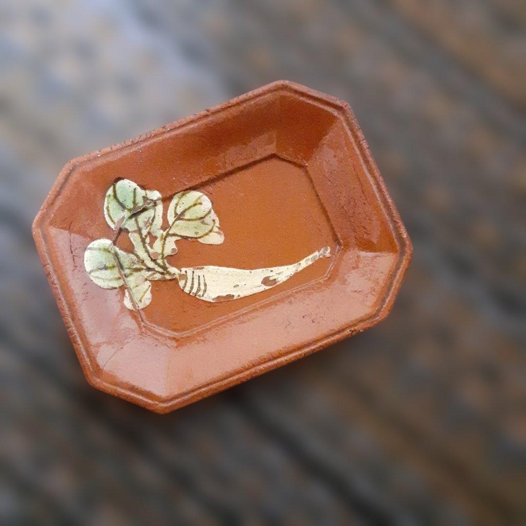 江戸骨董隅切長方豆皿「霞晴山」銘京楽焼/手描大根変形皿/モース·ボストン美術館 とくびぐみ2025 九谷焼豆皿 - 徳川美術館オンラインショップ