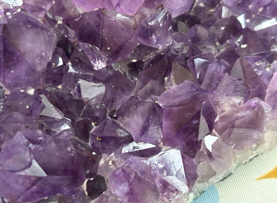 SALE✩.*˚天然石 水晶 アメジスト クラスター 原石 3.5kg 台座付き