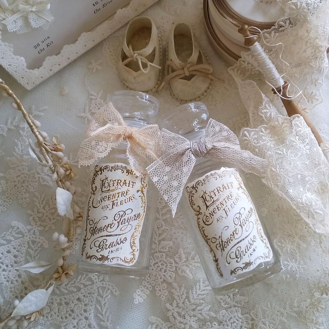 **パフュームガラスボトル風♡アンティークラベル** アンティーク 薔薇のラベルのパフュームボトル EXTRAIT AUX FLEURS