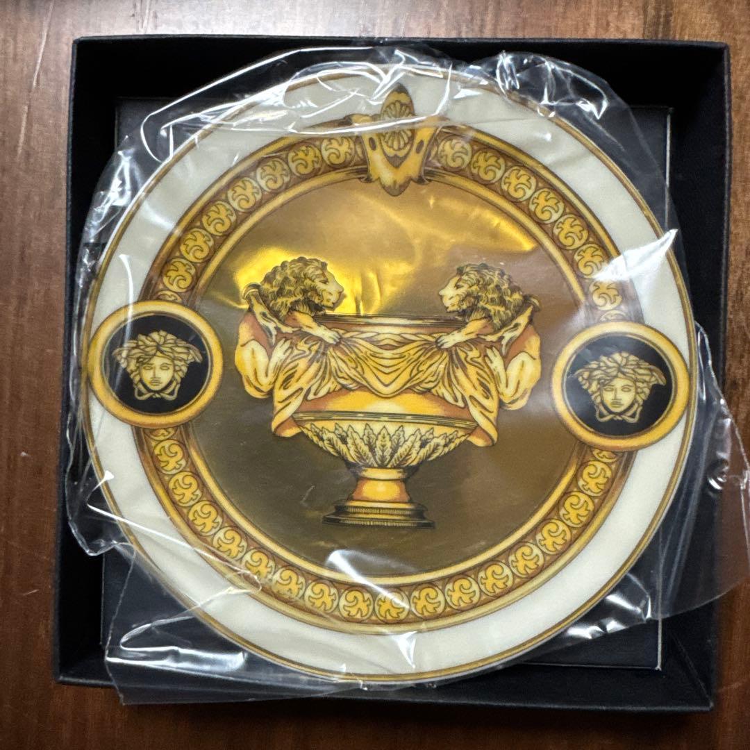 Versace ライオン メデューサ 陶磁器皿 10センチ　ペア Versace ライオン メデューサ 陶磁器皿 10センチ ペア - メルカリ