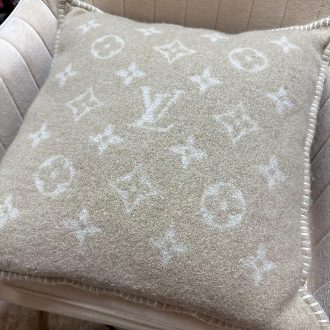 ルイヴィトン　クッション　LOUIS VUITTON クッション・ネオ モノグラム S00｜ルイ・ヴィトン 公式サイト - M79318