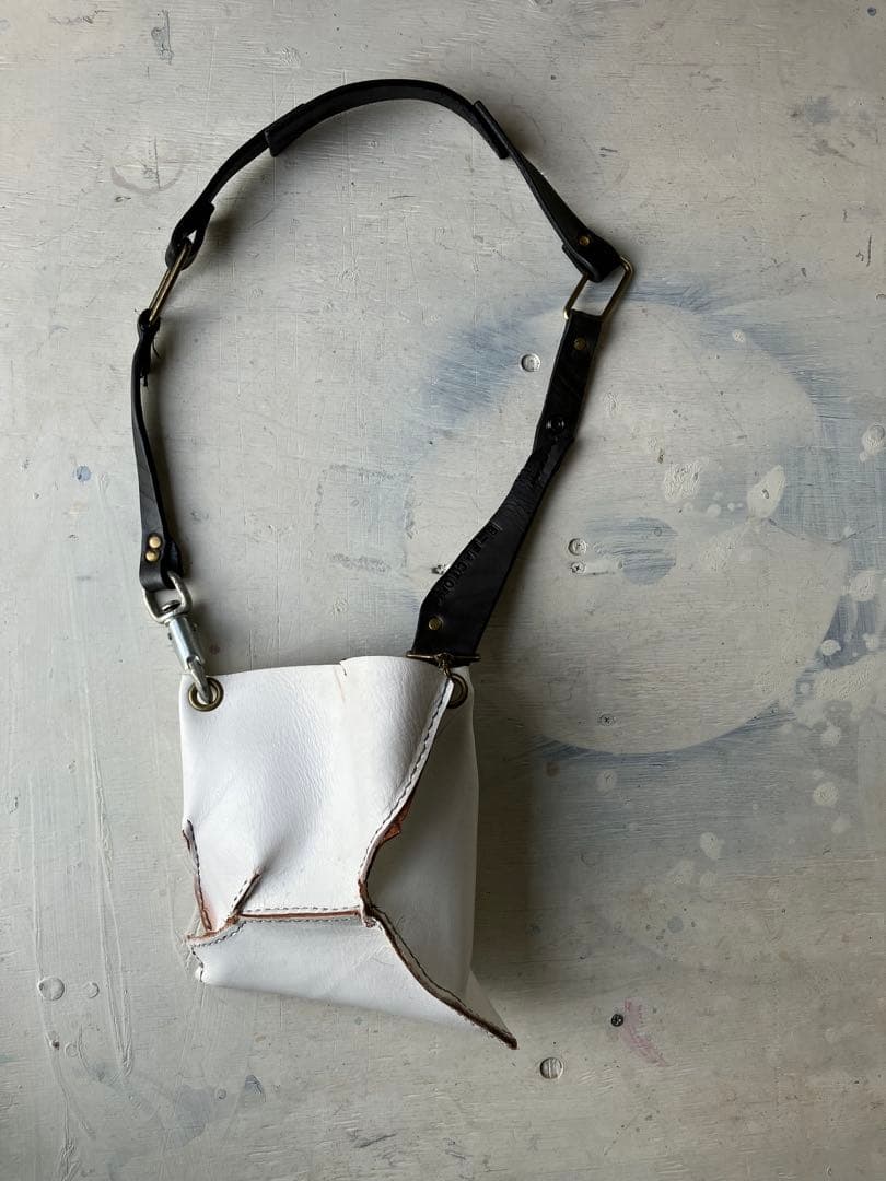 ドコマデモツヅク…変形白leatherサコッシュ黒鯨革シャビーショルダー ソフトシュリンクレザー 2wayサコッシュ | TC-SCL | エルゴポック公式