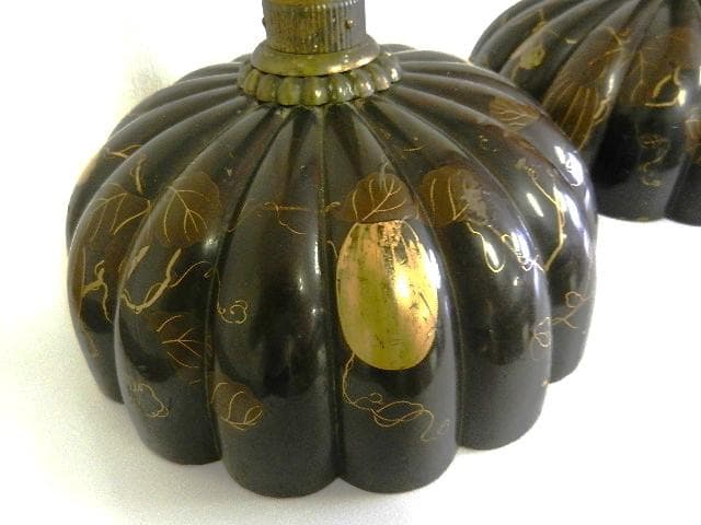 木地黒漆塗金蒔絵菊型燭台一対」（江戸末期～明治のアンティークな工芸
