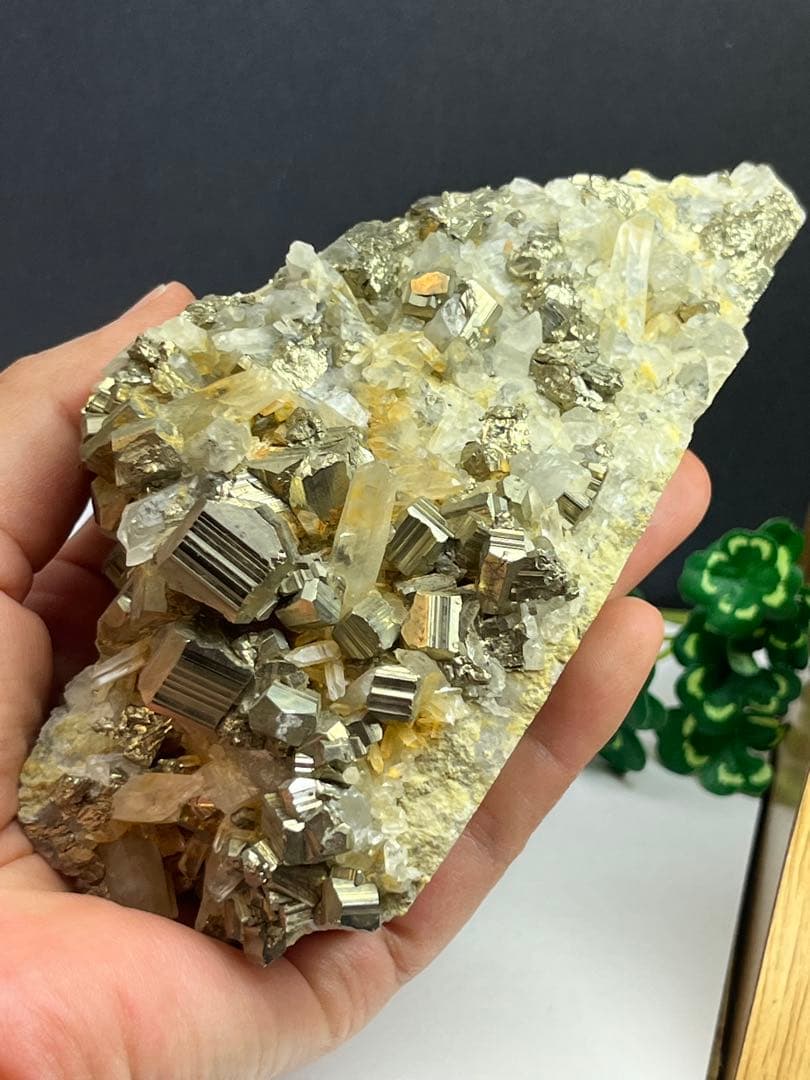 天然石 パイライト 大きな原石 水晶共生 約466g⭐️2153 - メルカリ
