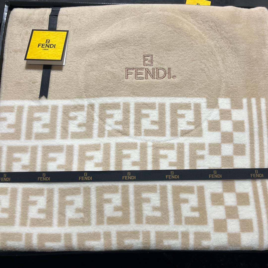 FENDI ウール タオルケット 140×210cm 箱付き 新品未使用FENDI フェンディタオルケット140×200｜Yahoo!フリマ（旧