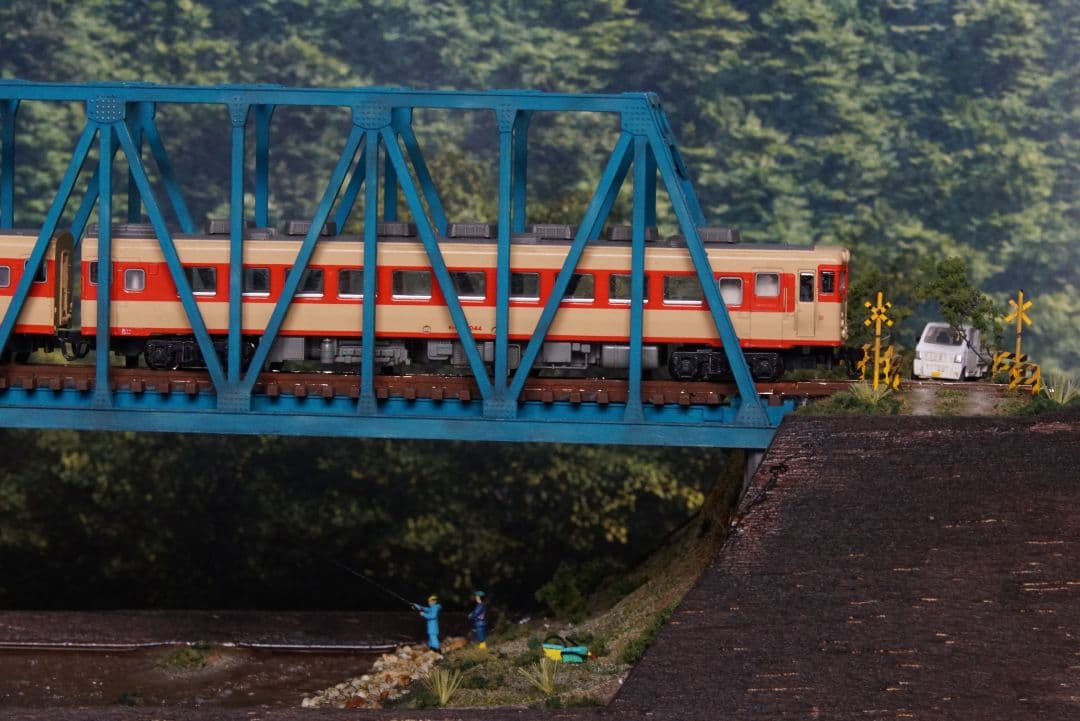 Nゲージ鉄道模型ジオラマ トラス橋を渡る地方ローカル線