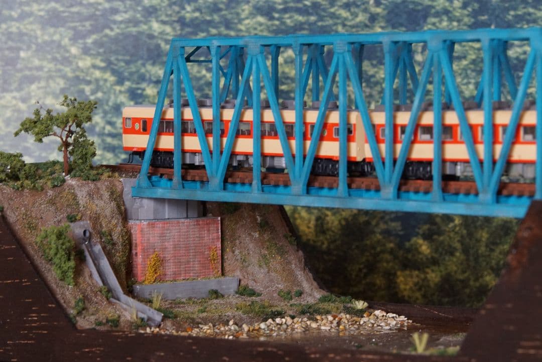 Nゲージ鉄道模型ジオラマ トラス橋を渡る地方ローカル線