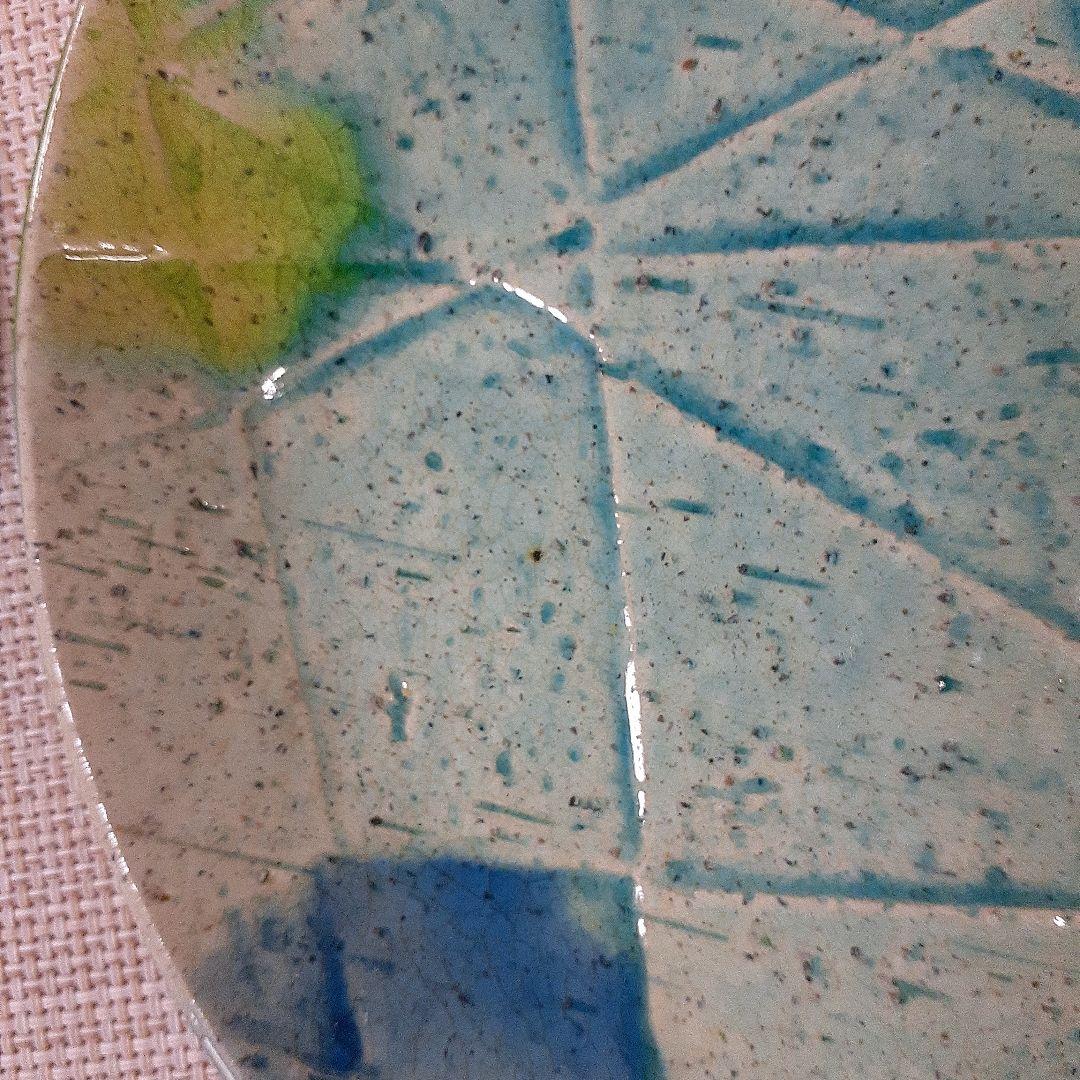 青と緑の幾何学模様の陶器皿 - メルカリ
