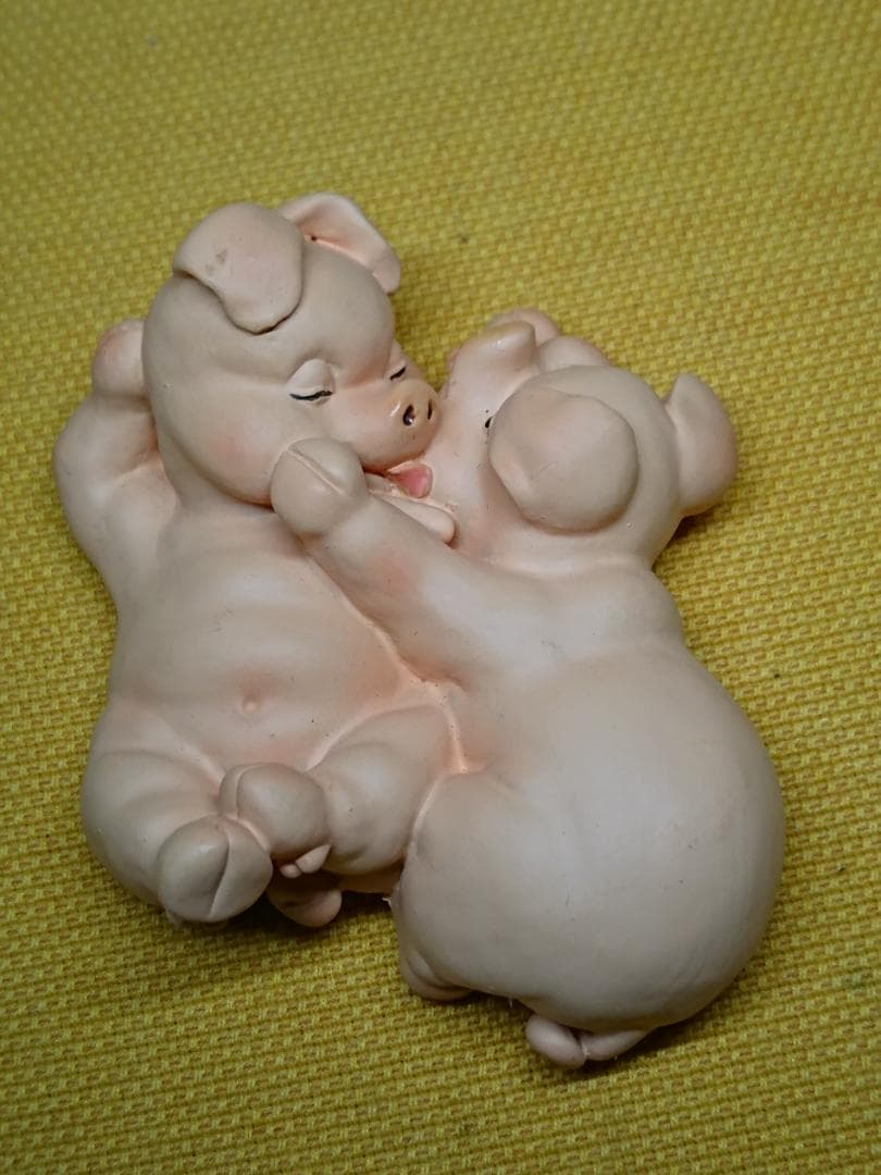 ブタ　豚　人形　彫像　オブジェ　置物　インテリア　工芸品　美術品　A1044 楽天市場】IwaiLoft こぶたの置物 豚 陶磁器 おしゃれ 手作り オブジェ