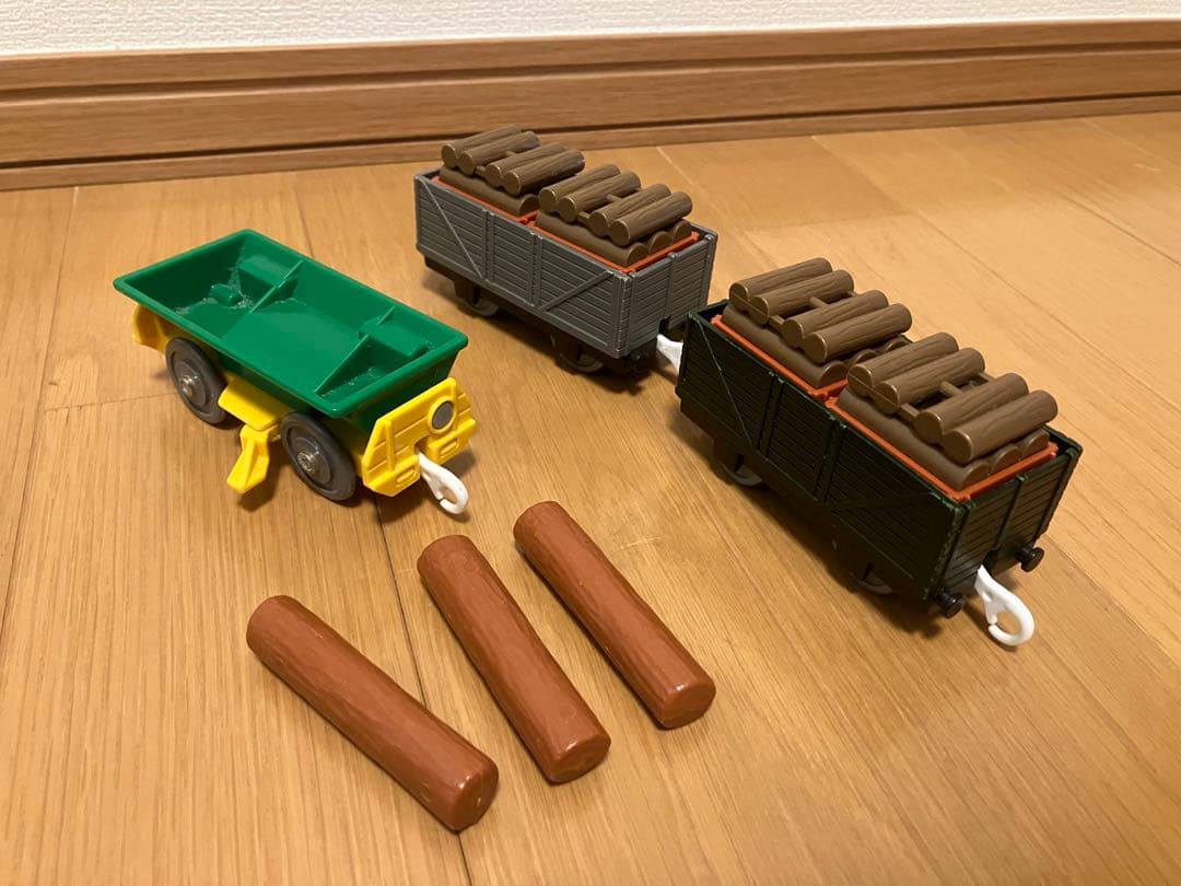 プラレール トーマス&バッシュの丸太つみおろしセットとプラレール