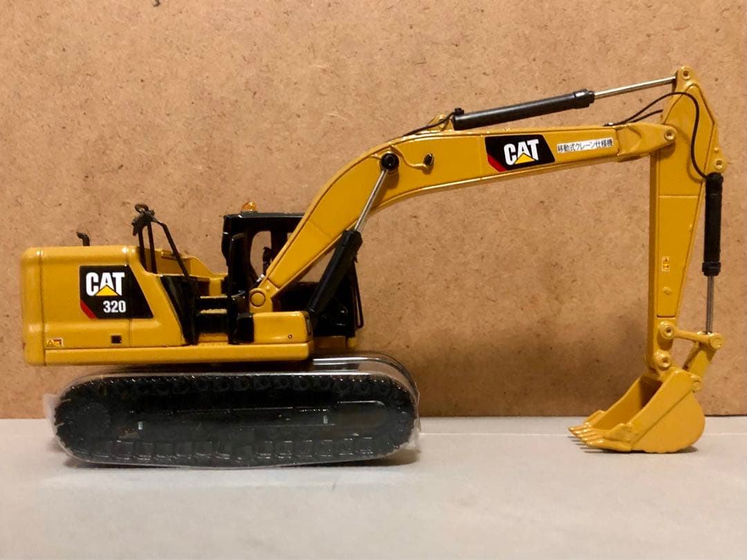 キャタピラーCAT 320 油圧ショベル ケンクラフトモデル 1/50 - メルカリ