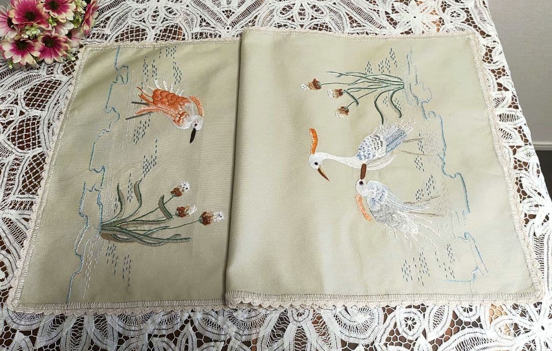 ハンドメイド アオサギ 手刺繍 手編みレース縁取り テーブルセンター No.123【再販】手編みレース 華やかラウンドテーブルクロス 送料無料