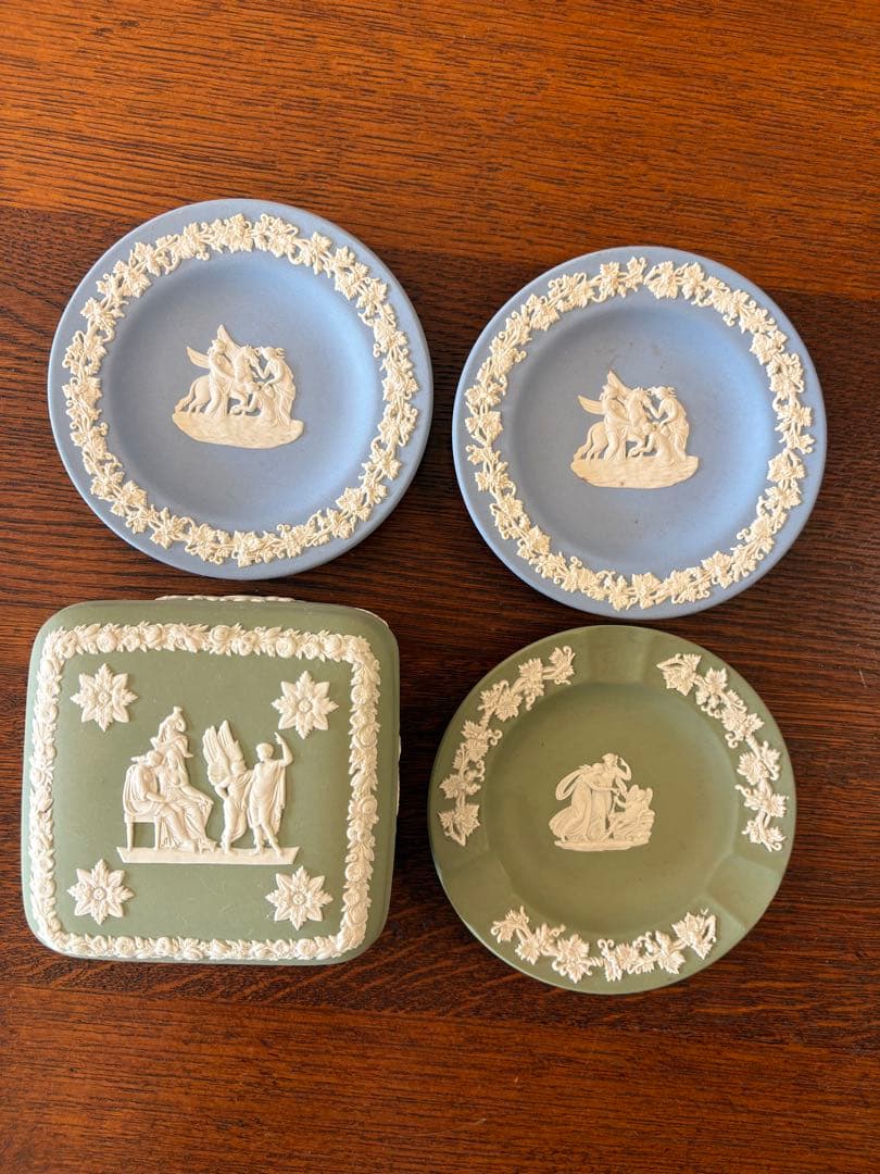 WEDGWOOD浮彫り装飾の陶器皿4枚セット - メルカリ