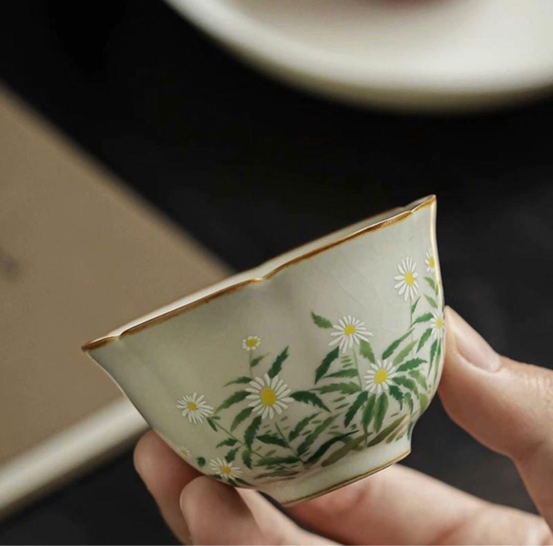 花模様の陶器製茶碗 【公式通販】 花模様の陶器製茶碗