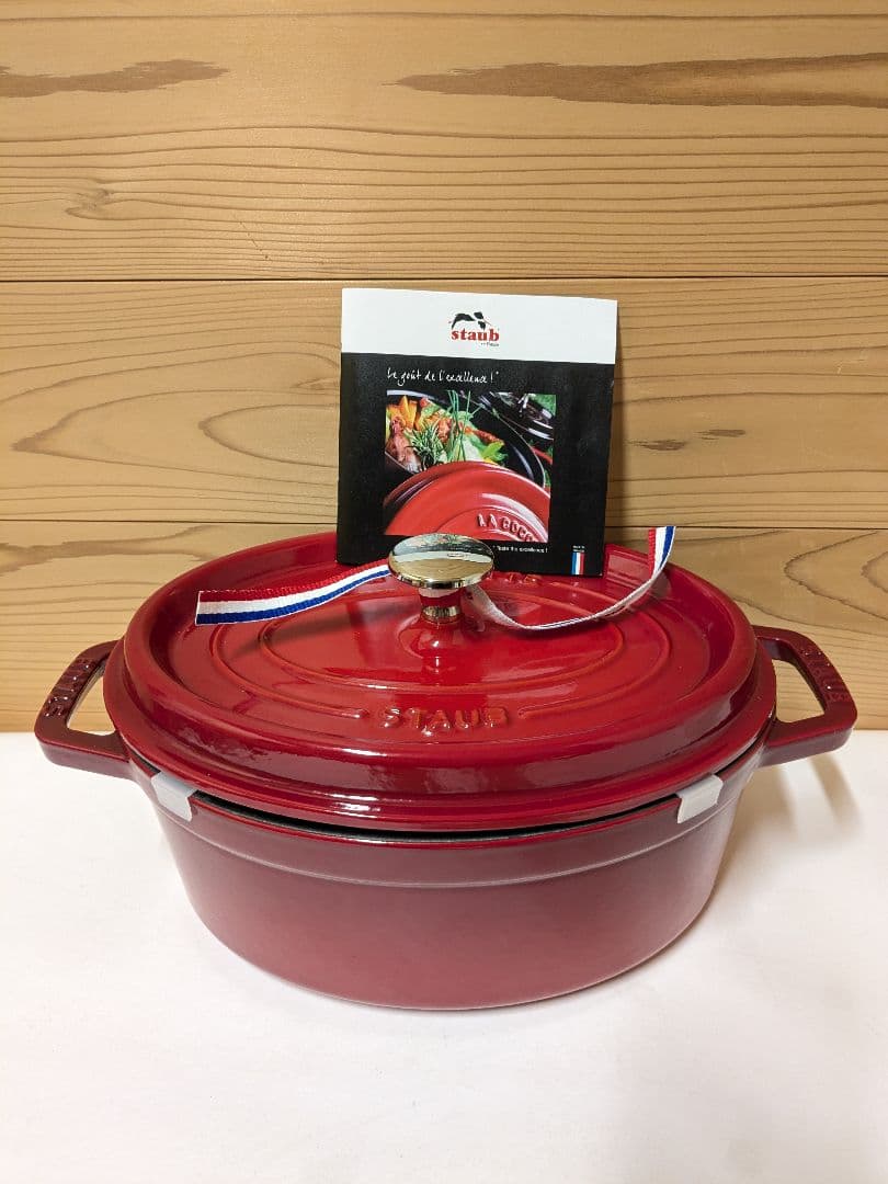 【未使用】ストウブ　Staub　ピコ ココット オーバル チェリー 23cm ストウブ ピコ ココット オーバル 23cm [チェリー] (鍋) 価格比較