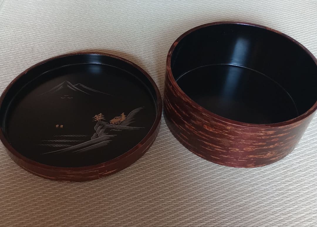桜皮茶櫃、蓋の裏面は漆塗り で二重構造 山の風景が描かれた非常に