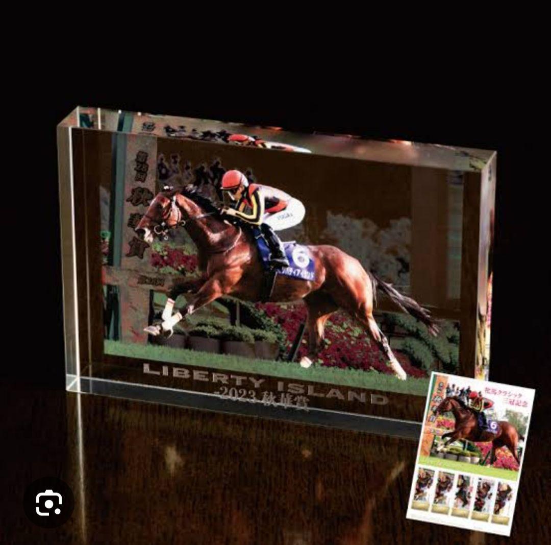 リバティアイランド牝馬三冠達成記念アクリルオブジェ数量限定品 2023年に圧倒的な強さで牝馬三冠を達成したリバティアイランド号の三冠