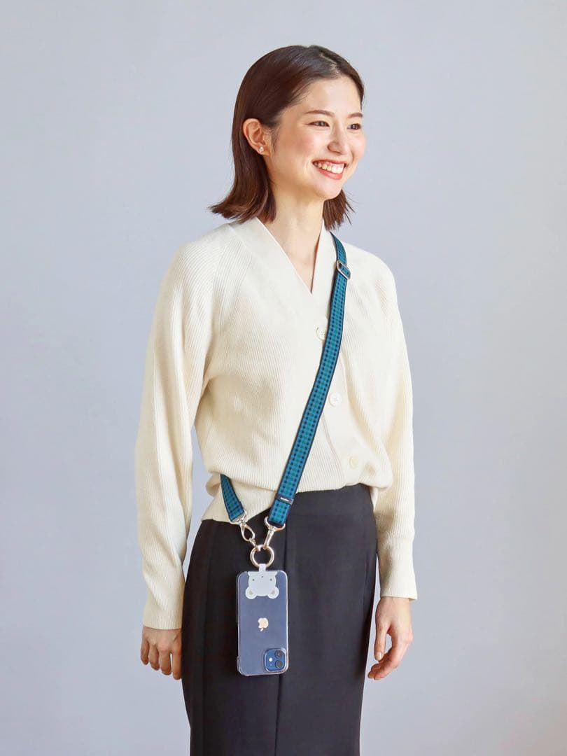 新品未開封 ファミリア familiar ショルダーストラップ スマホ - メルカリ