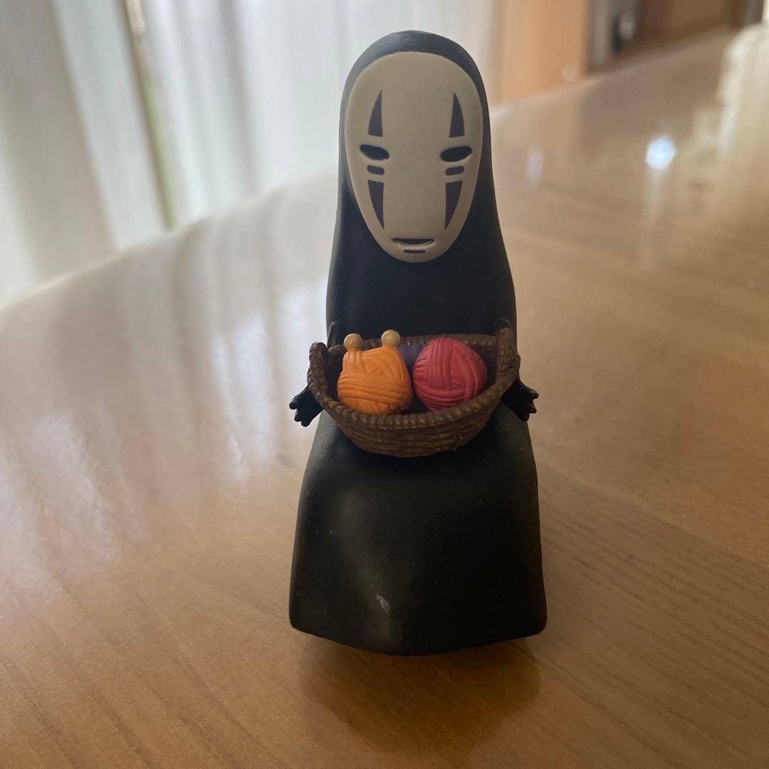 カオナシ♡フィギュア 毛糸の入ったカゴを持つカオナシ - メルカリ