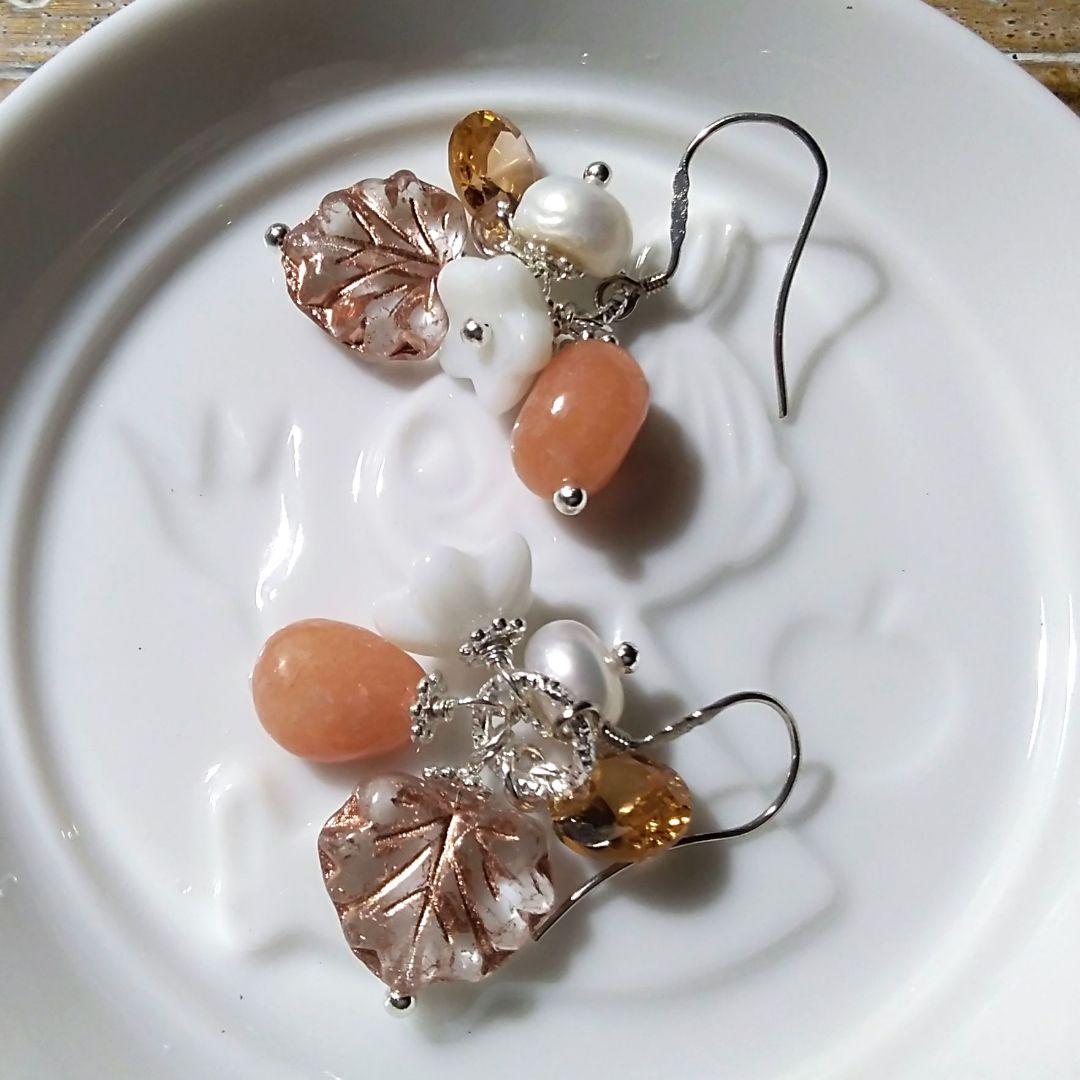 ミルキーオレンジ モルガナイトとチェコビーズのピアス