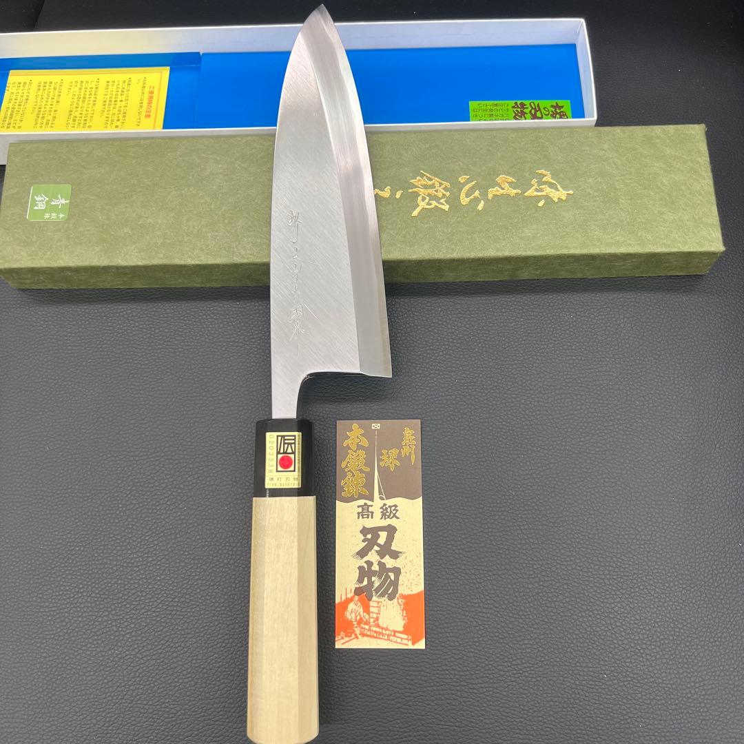 ★新品送料込★堺打刃物青鋼出刃包丁180mm水牛八角柄マチ磨き裏押し右片刃化粧箱 送料無料】 和包丁 堺菊守 青鋼（朴八角柄） 出刃 180mm 1本 名入れ