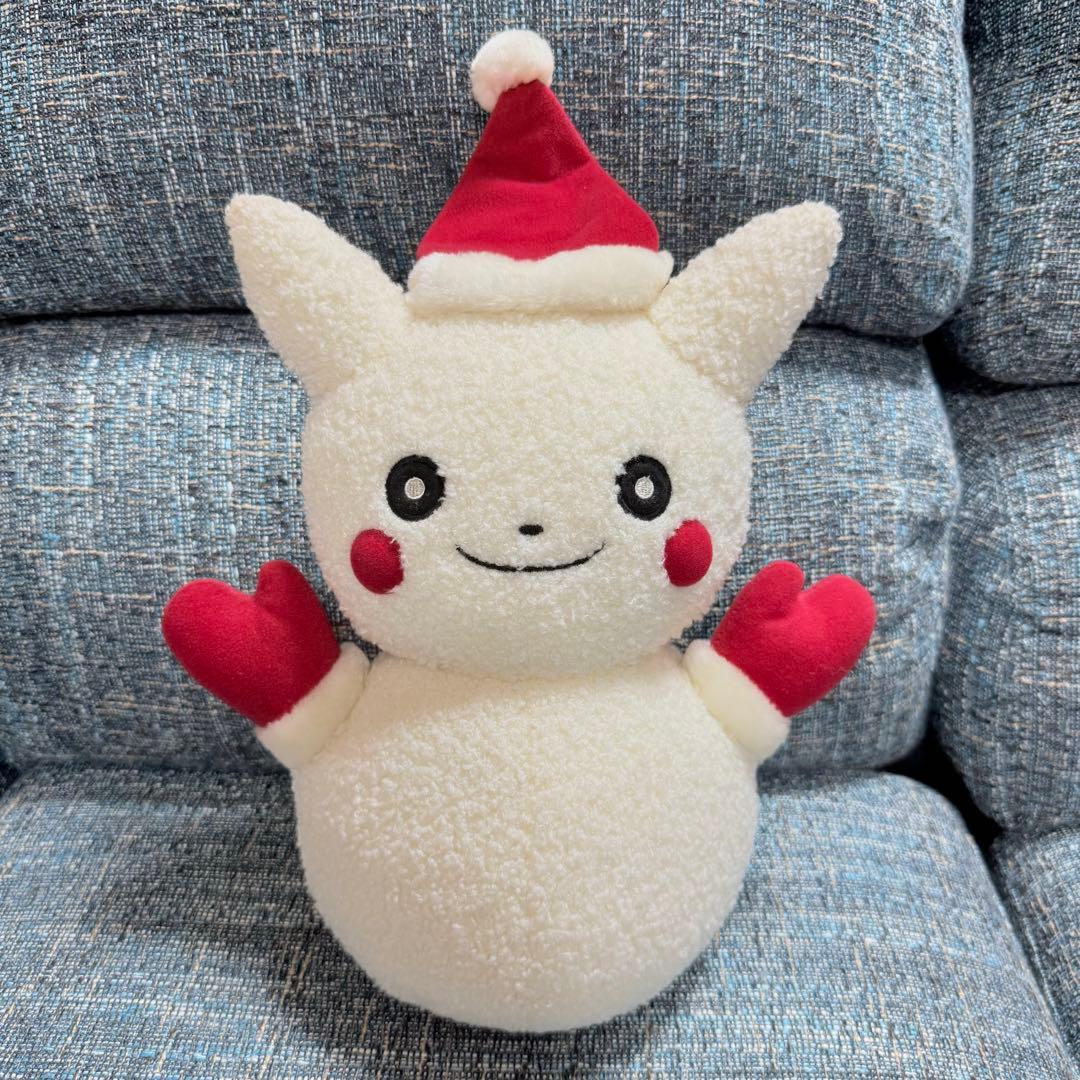 希少　ピカチュウ 雪だるま　ぬいぐるみ 雪遊びをするピカチュウが可愛すぎ！ゆきだるまイメージの『ポケモン