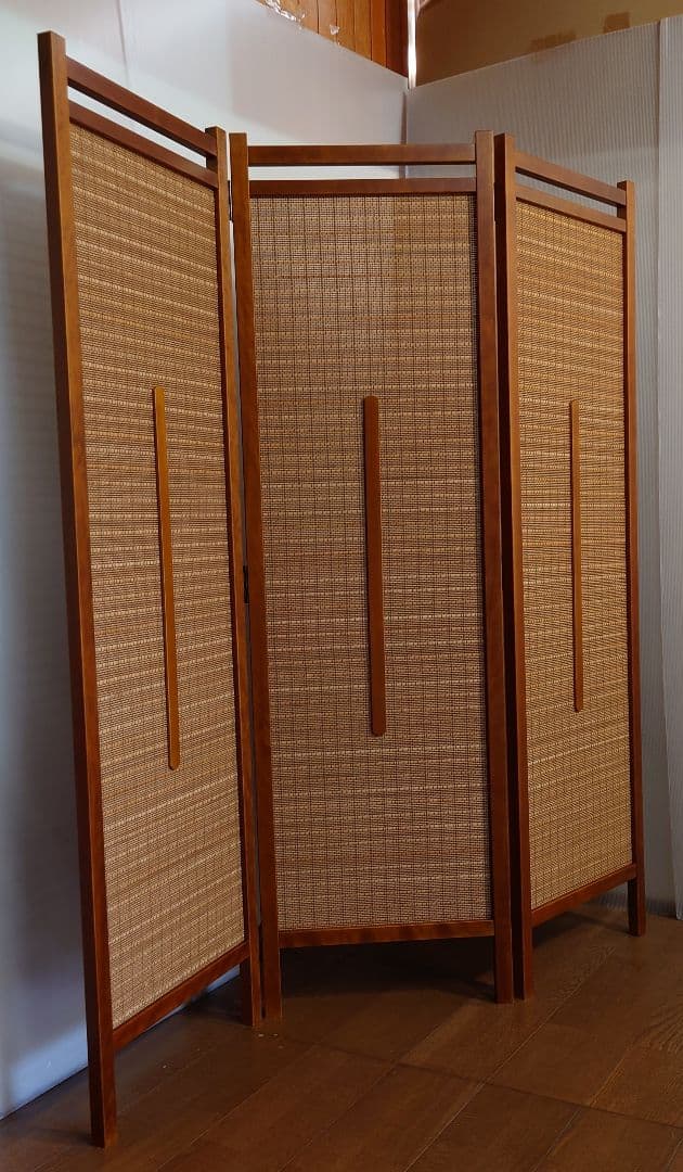 天然ヨシベニヤ貼り小さめ3連スクリーン 自由丁番使用屏風フレーム琥珀