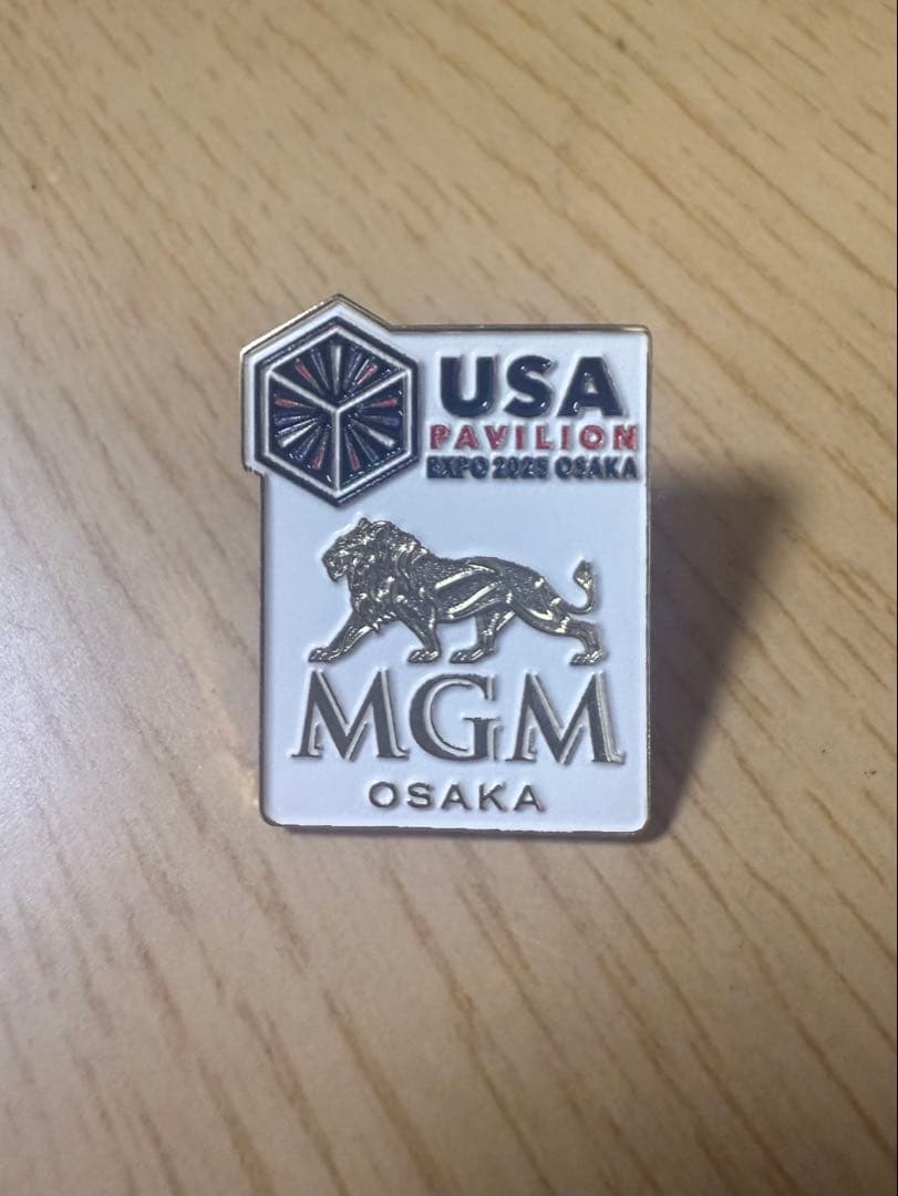激レア MGM ピンバッジ EXPO 2025 OSAKA アメリカパビリオン - メルカリ