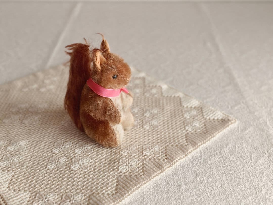 vintage squirrel ♡ * 可愛い ピンクりぼんの リスさん