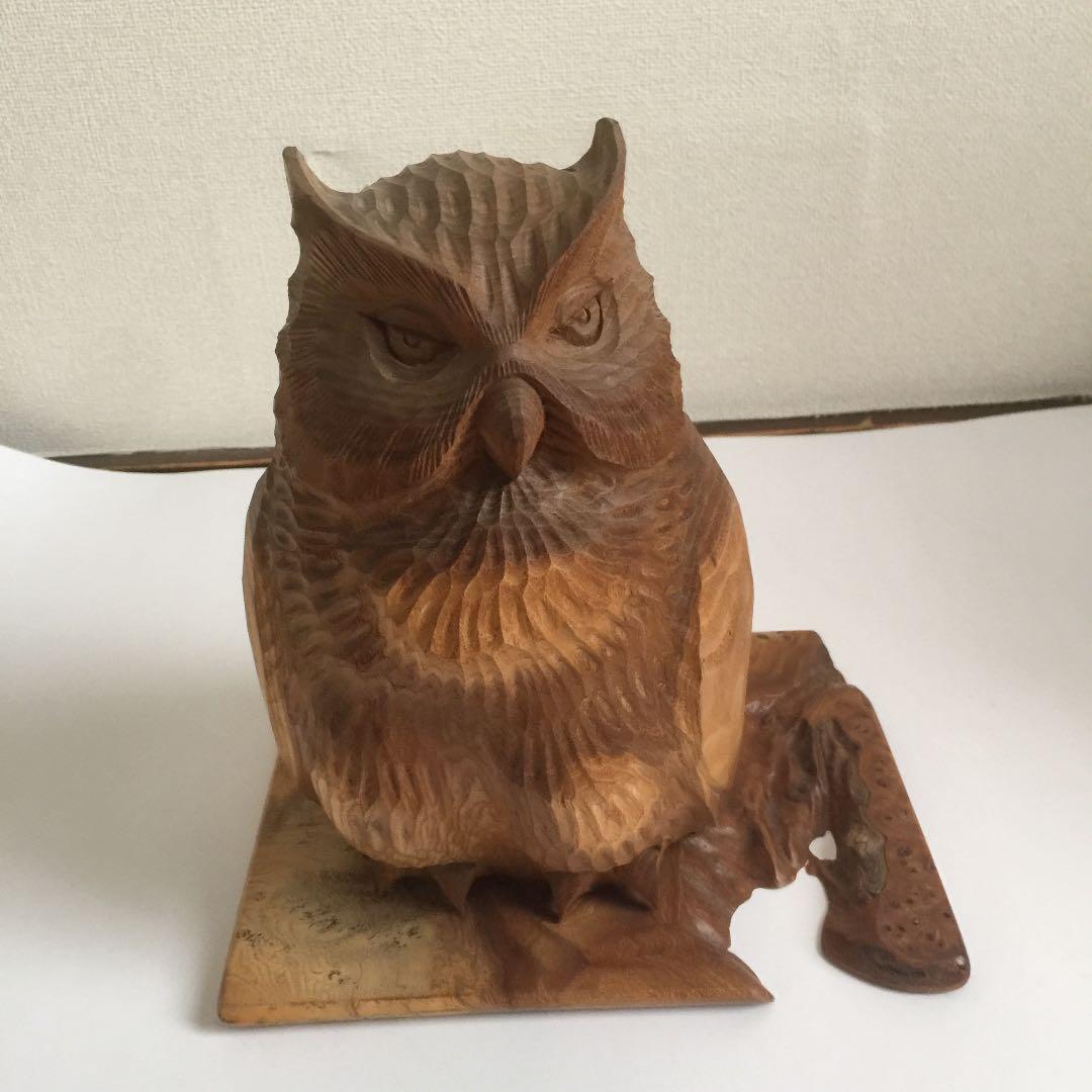 フクロウの木彫刻。幸せフクロウの置物。 楽天市場】木彫りのふくろうの置物 焼き 台付 夫婦 7号 北海道 木彫