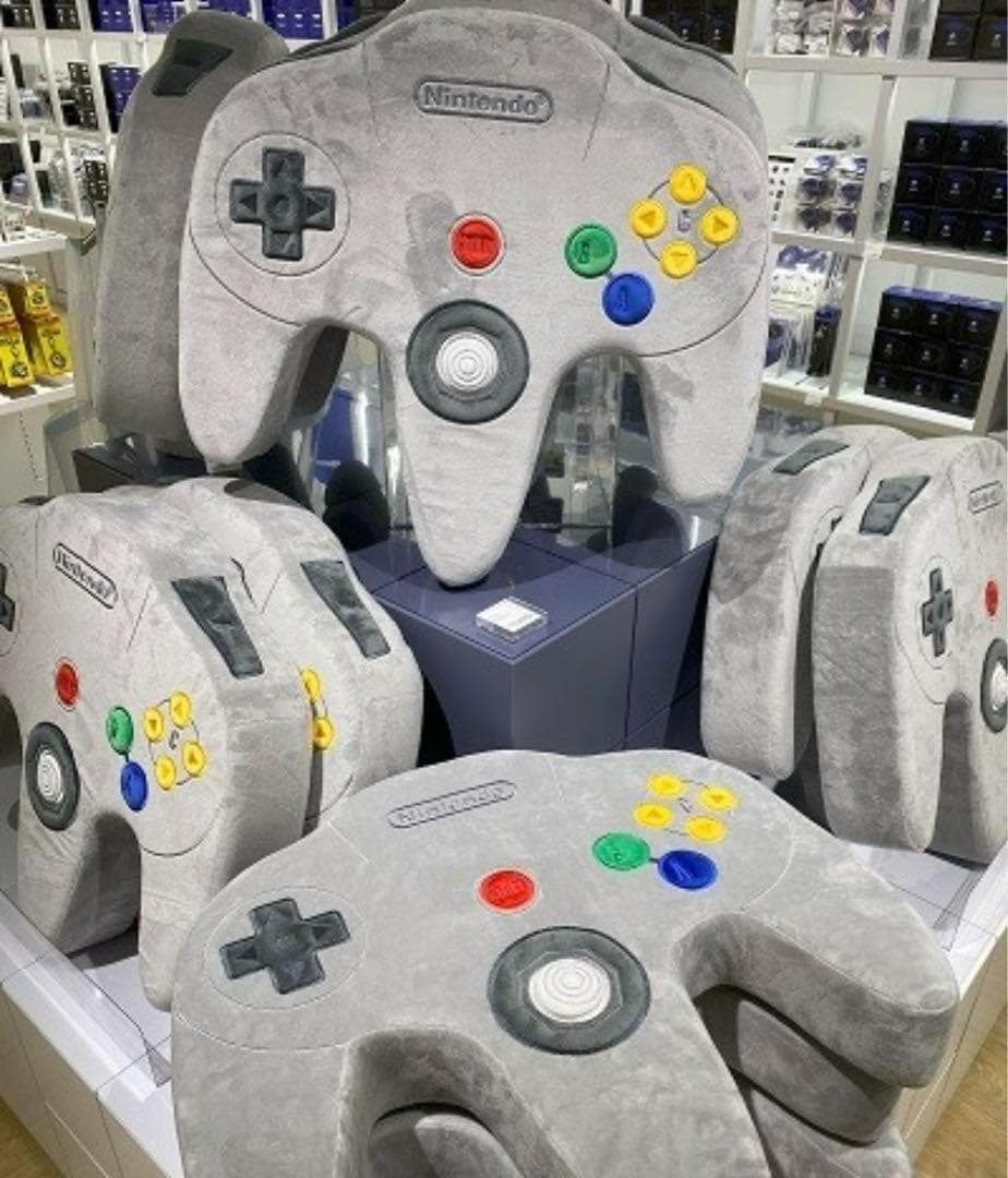 ニンテンドーミュージアムクッション NINTENDO 64 コントローラー