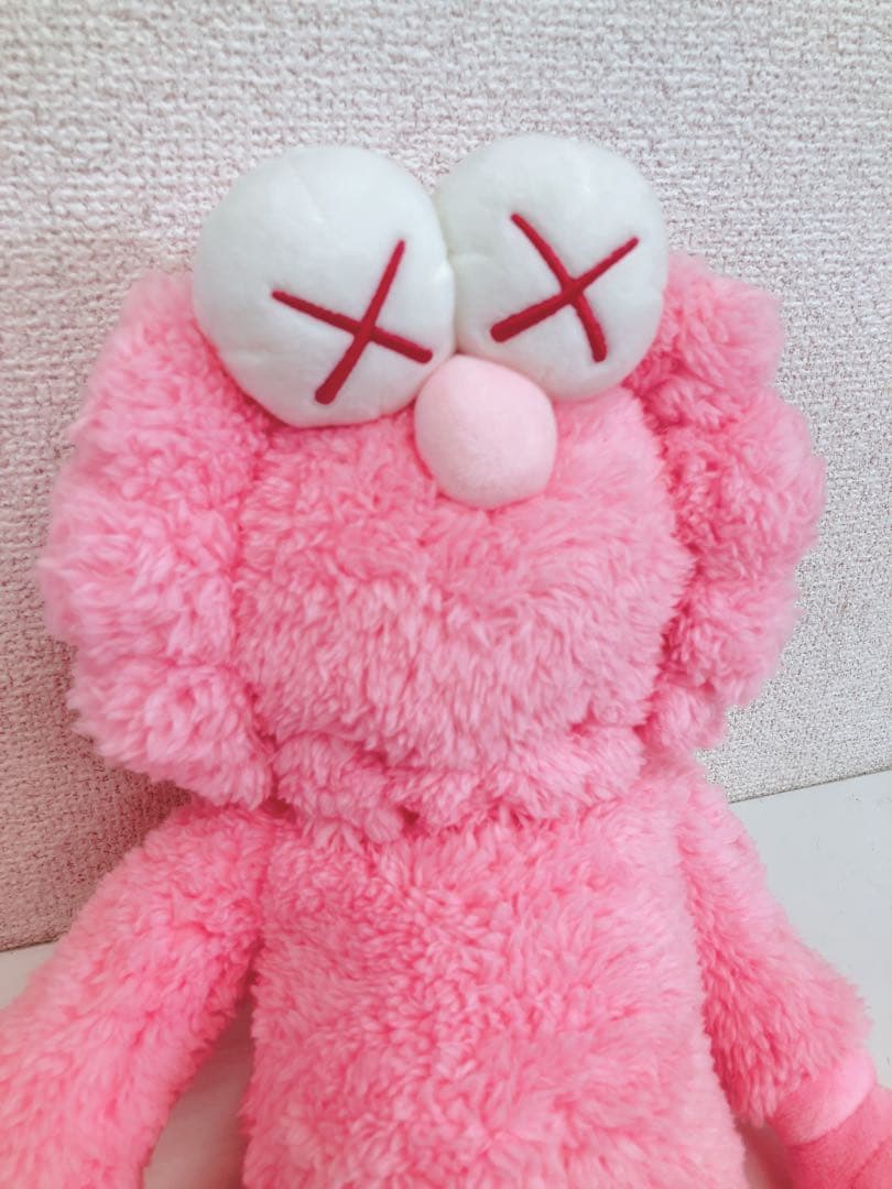 ☆Kaws BFF Pink Plush カウズ 世界3000体限定 ぬいぐるみ - メルカリ