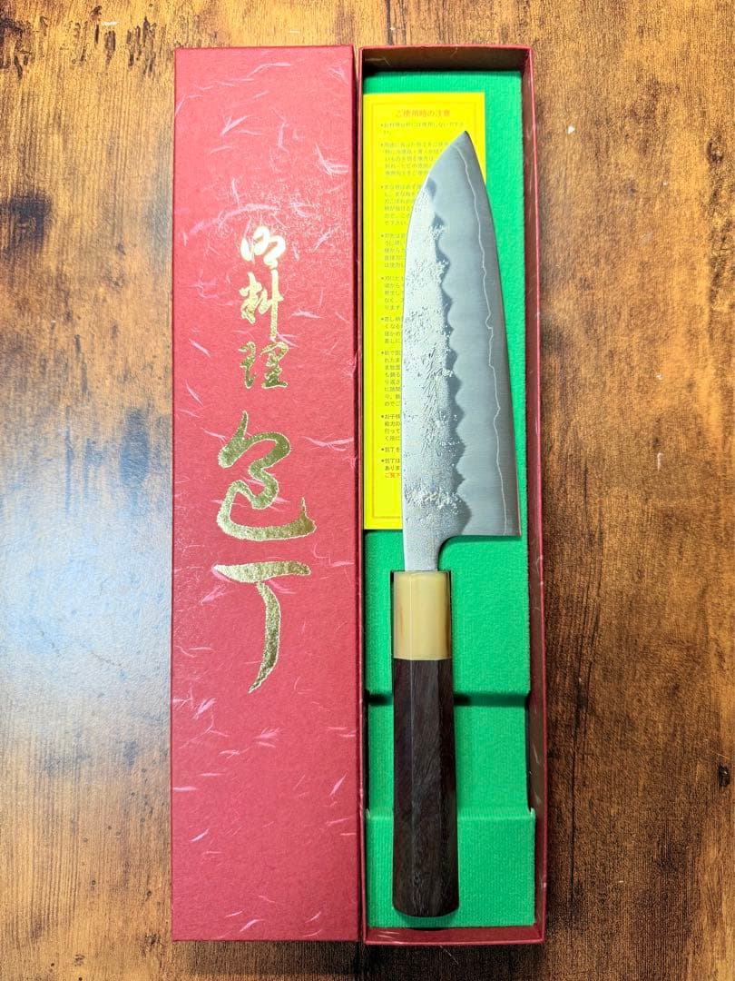義弘作　三徳　包丁　銀三鋼　梨地　山脇刃物製作所　紫檀水牛八角柄 包丁 三徳包丁 165mm 義弘作 銀三鋼 銀紙三号 梨地仕上げ 樫漆柄