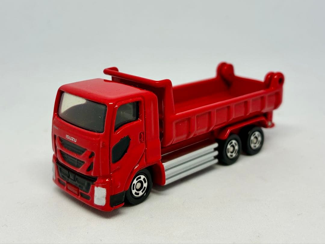 非売品 トミカ いすゞ ギガダンプカー レッド - メルカリ