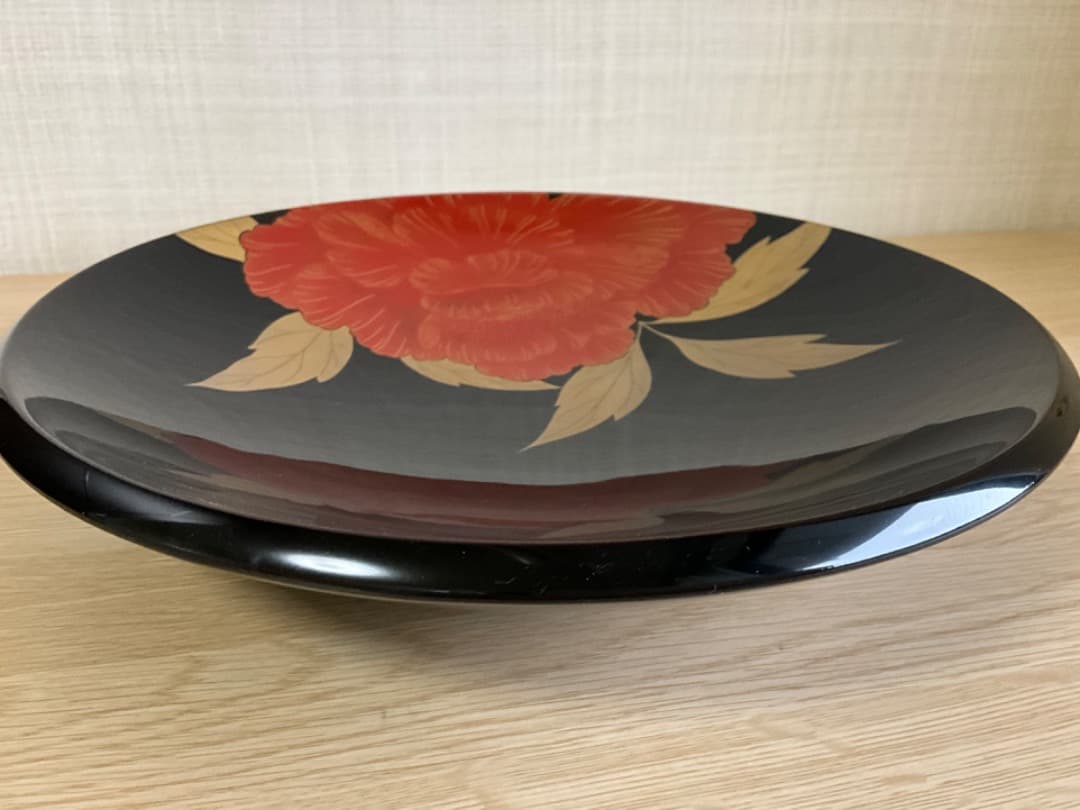 輪島塗　菓子器　清水清雅堂作　牡丹蒔絵 輪島塗 茶托 丸形 -牡丹の高蒔絵仕上げ- [内外面とも黒色] 梨地、螺鈿