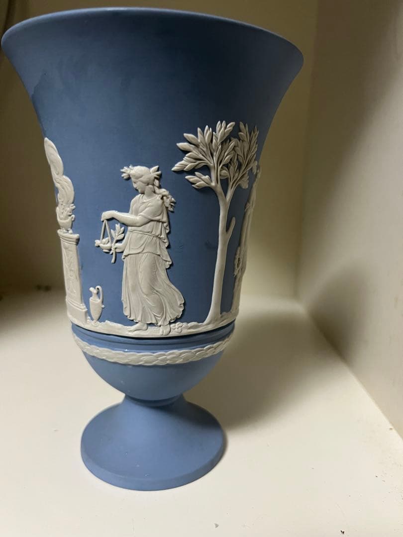 ウエッジウッド 青い陶器の浮彫り花瓶 高さ約20cm