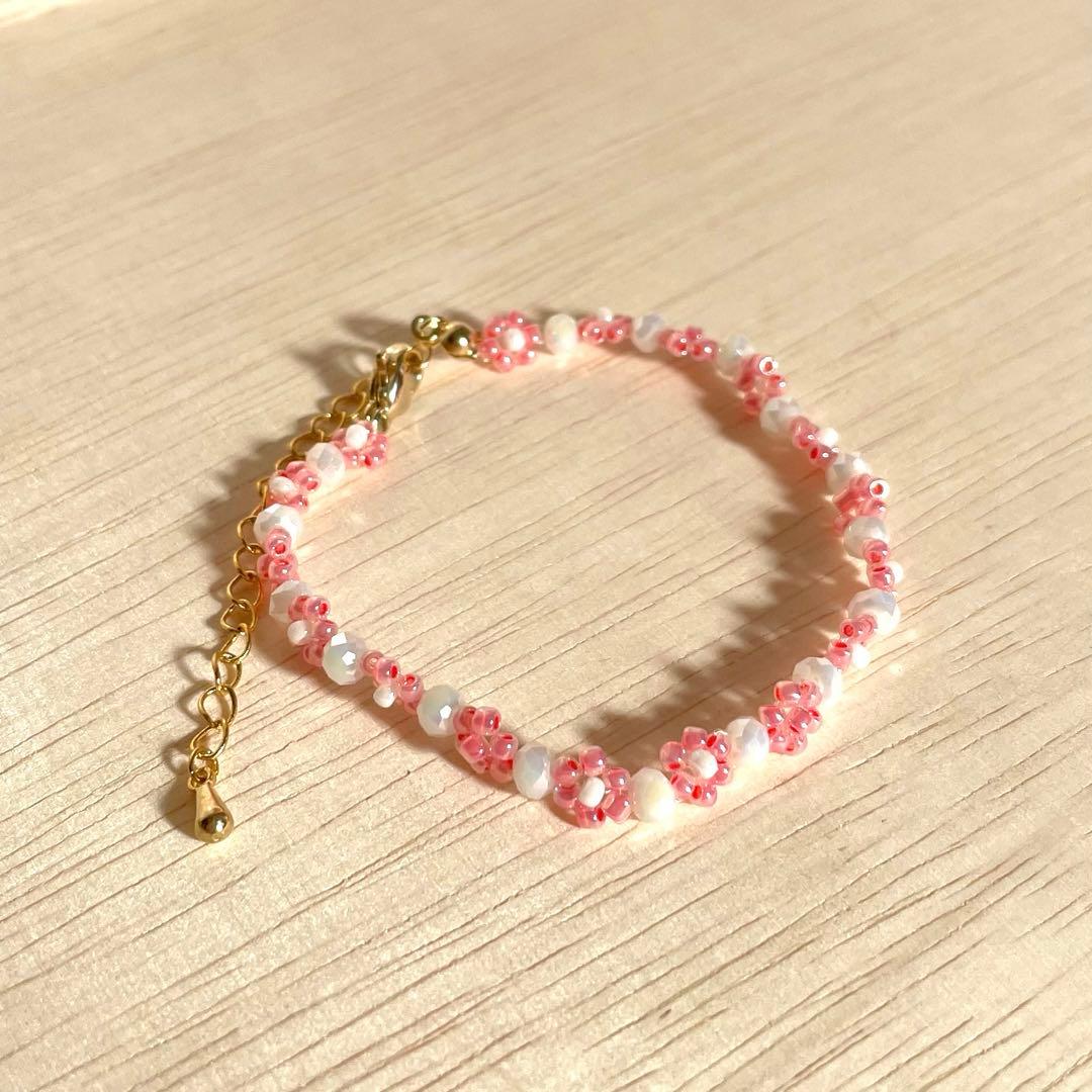 ビーズブレスレット ピンク 白 花モチーフ - メルカリ