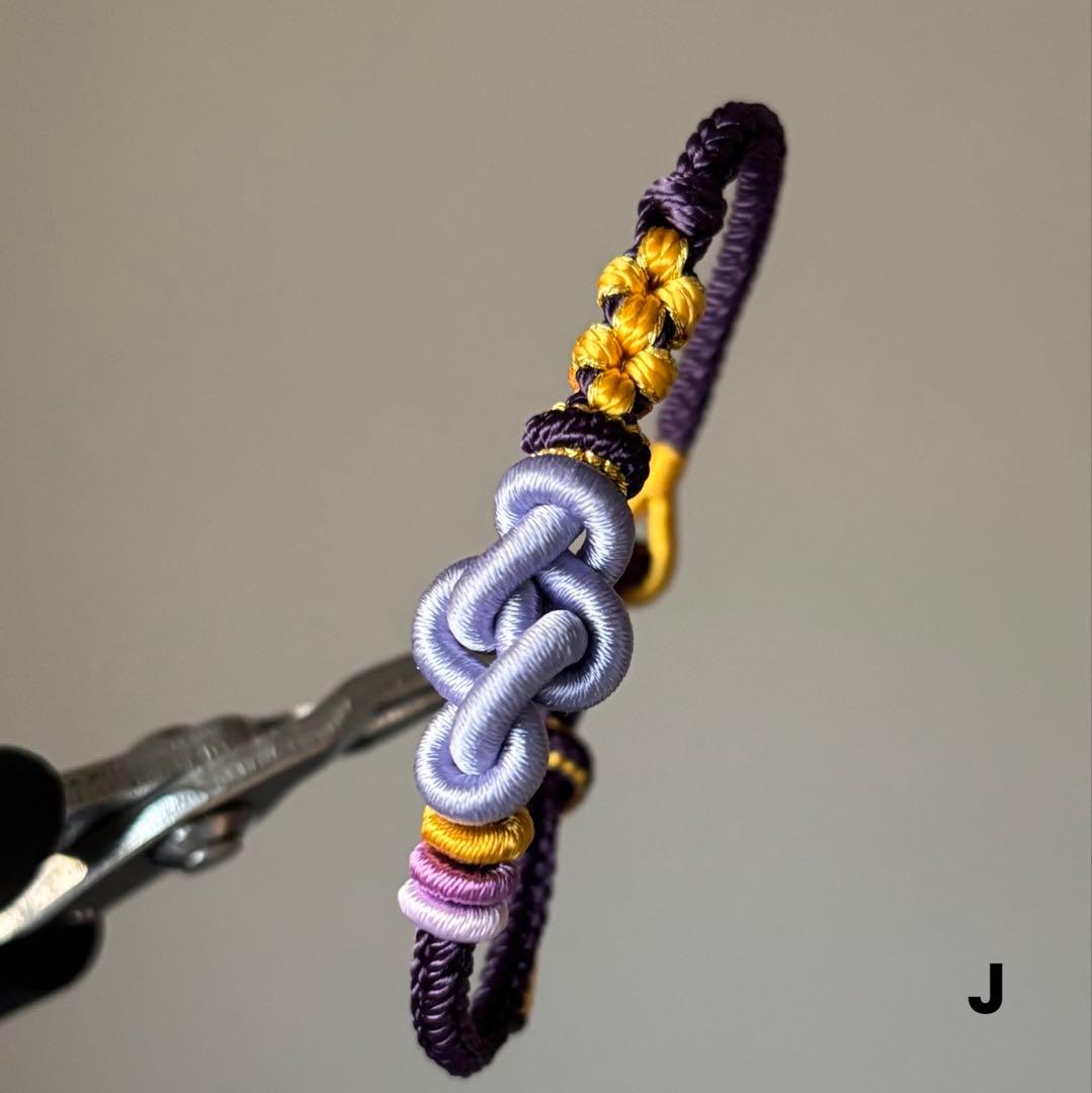 ハンドメイド 紫と黄色のブレスレット•ミサンガ - メルカリ