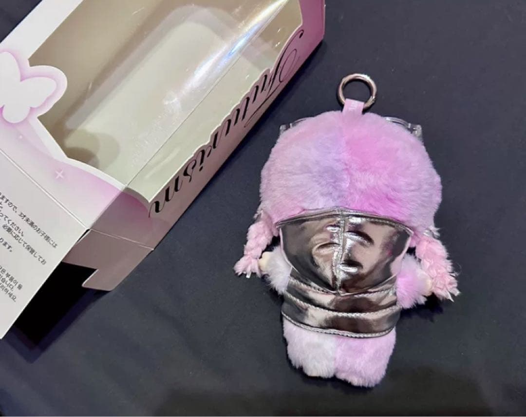 ポップマート海外限定新品‼️DORA TNTSPACE ぬいぐるみ - メルカリ