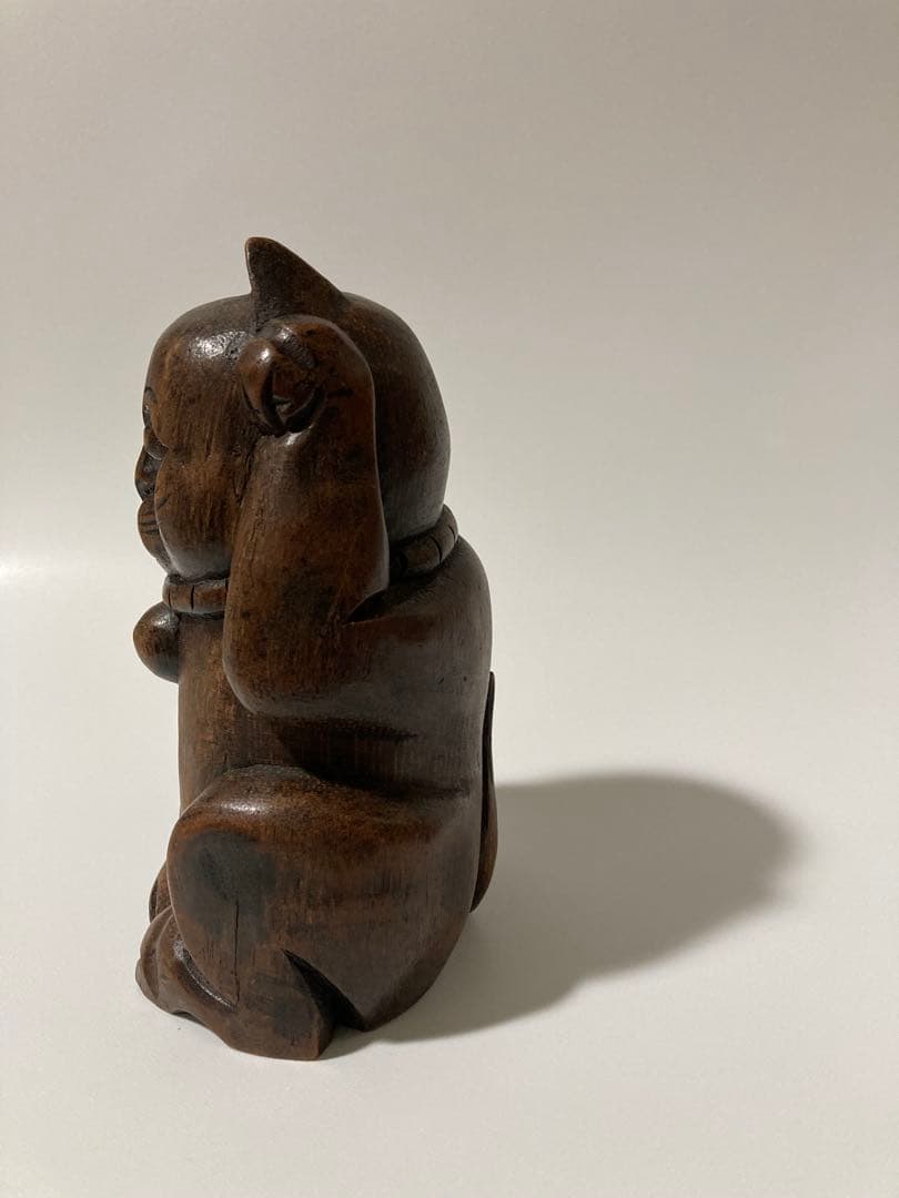 招き猫置物 竹根彫刻ダークブラウン - メルカリ