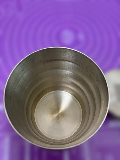伝統工芸ピューター王室御用達ロイヤルセランゴールの錫の茶筒。高さ16