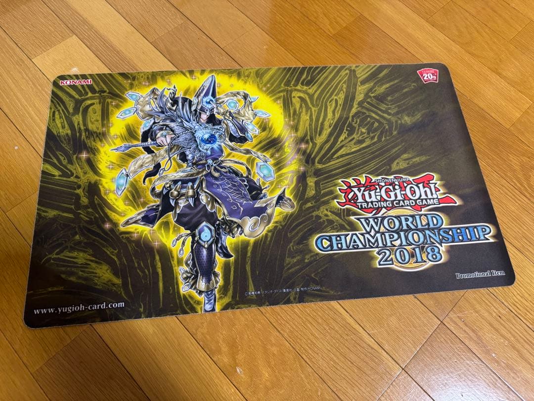 遊戯王 WCS2018 黒衣之詔刀師 コクイノノリトシ プレイマット プレイマット『黒衣之詔刀師(WCS2018)』【-】{-}《プレイマット》