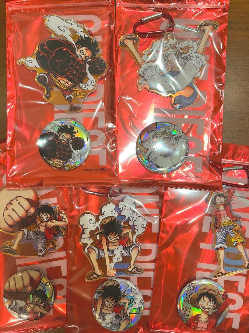 ONE PIECE オーロラアクキー&メタリック缶バッジ 5種セット - メルカリ