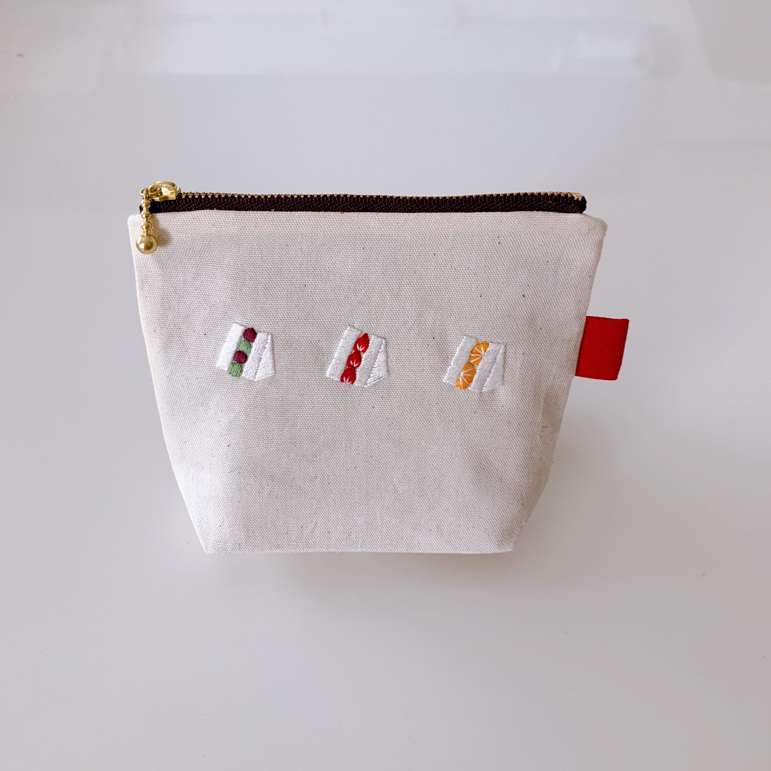 手刺繍】3種のフルーツサンドの刺繍ポーチ【14cmファスナー使用】マチ
