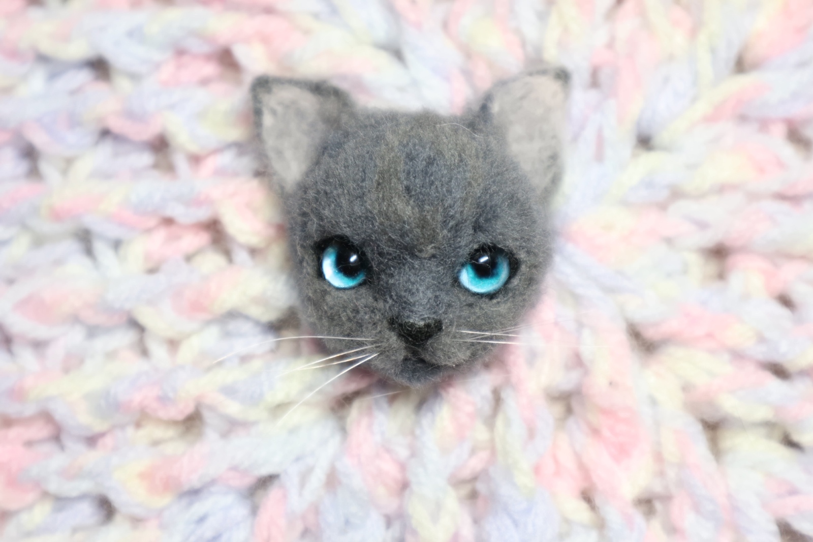 ロシアンブルー 羊毛フェルト 猫のフェイスブローチ - ＊もかめりあ